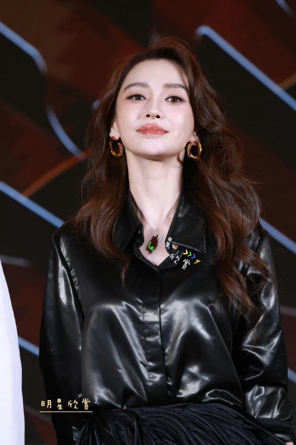 不少網友大讚36歲的Angelababy明艷大氣、顏值抗打。