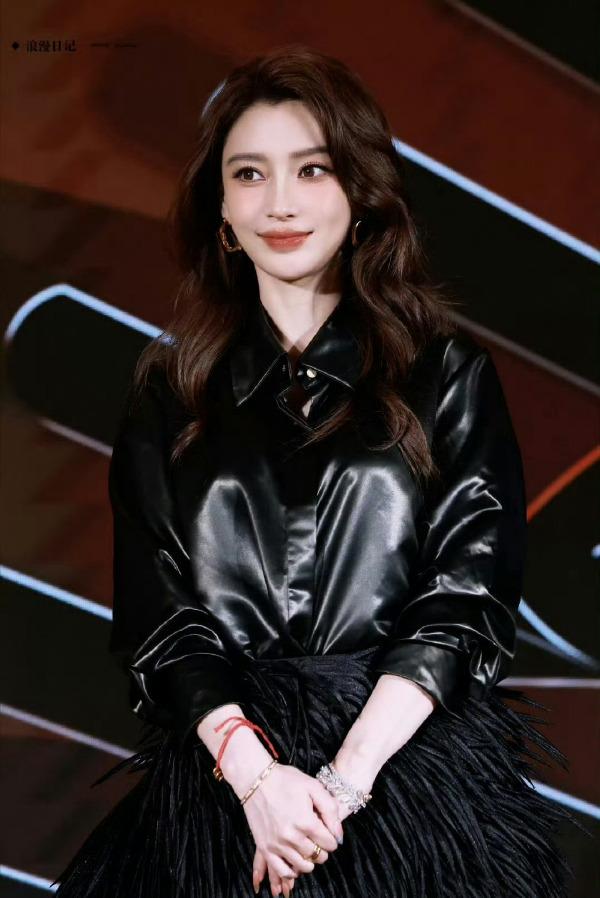 身穿黑色恤衫搭短裙的Angelababy,展現混血五官的立體優勢。