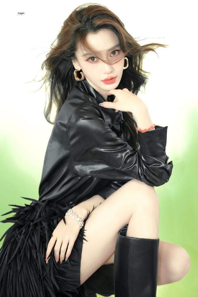 身穿黑色恤衫搭短裙的Angelababy,展現混血五官的立體優勢。