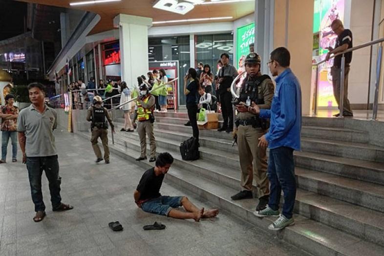 涉案男子被現場民眾合力制服,雙手反綁,等候警方到場。(互聯網)