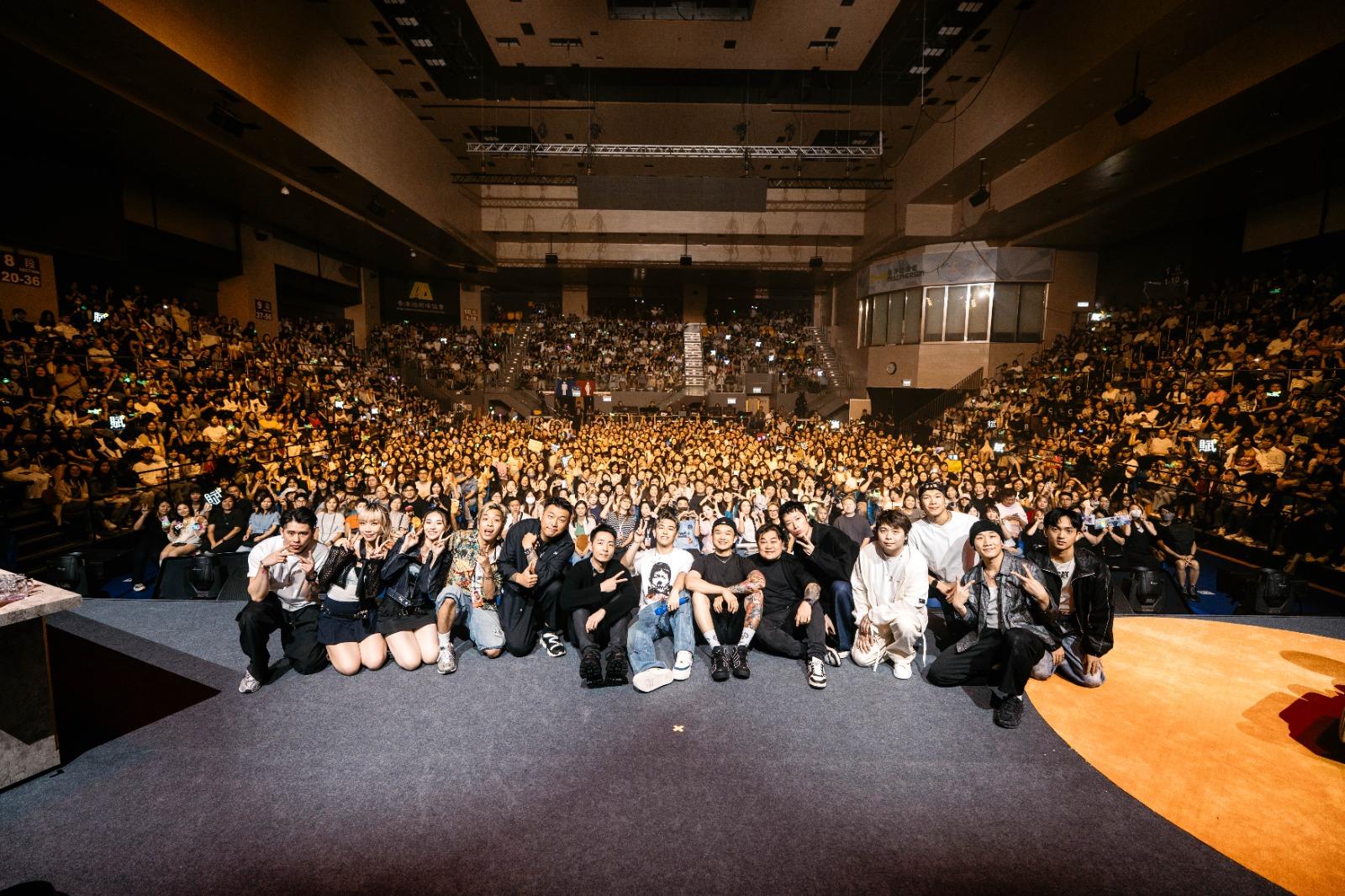 MC張天賦在旺角麥花臣舉行新碟發布音樂會。