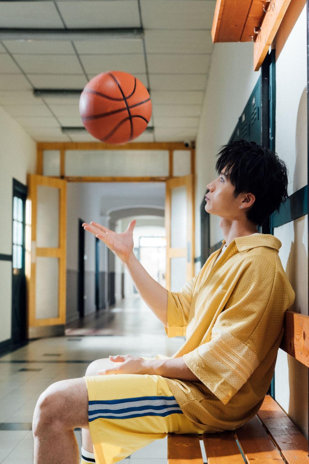 MV講述Michael C投入籃球特訓,正如愛情初哥般重新學習。