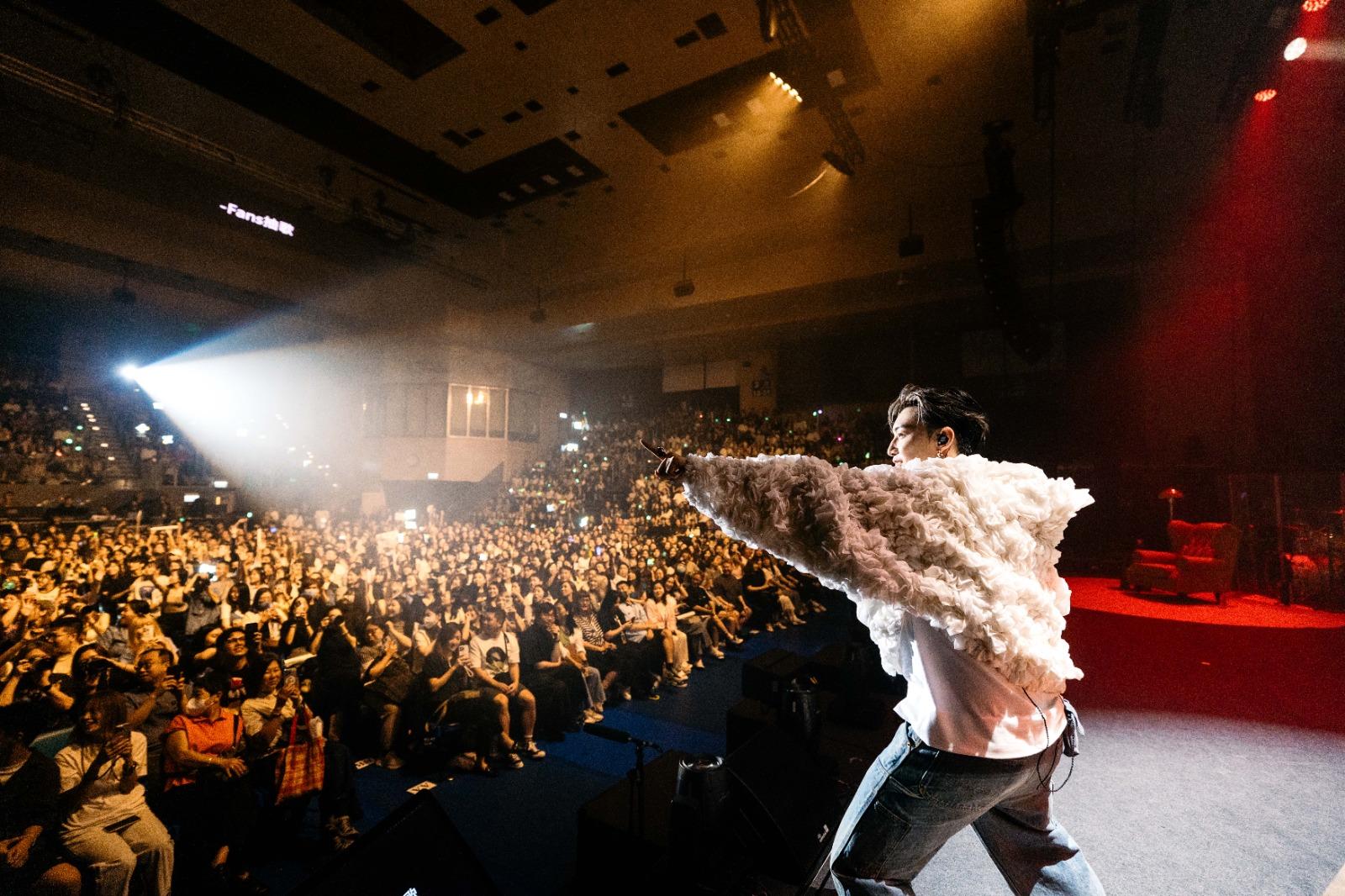 MC張天賦在旺角麥花臣舉行新碟發布音樂會。