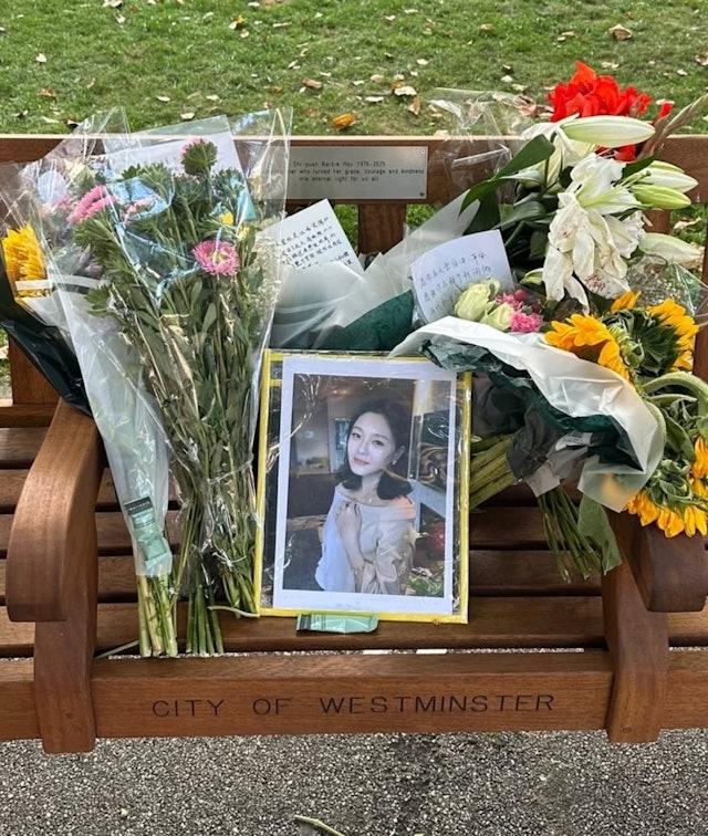 紀念長椅上已放置了許多鮮花,中間位置還放有一張大S的美照。