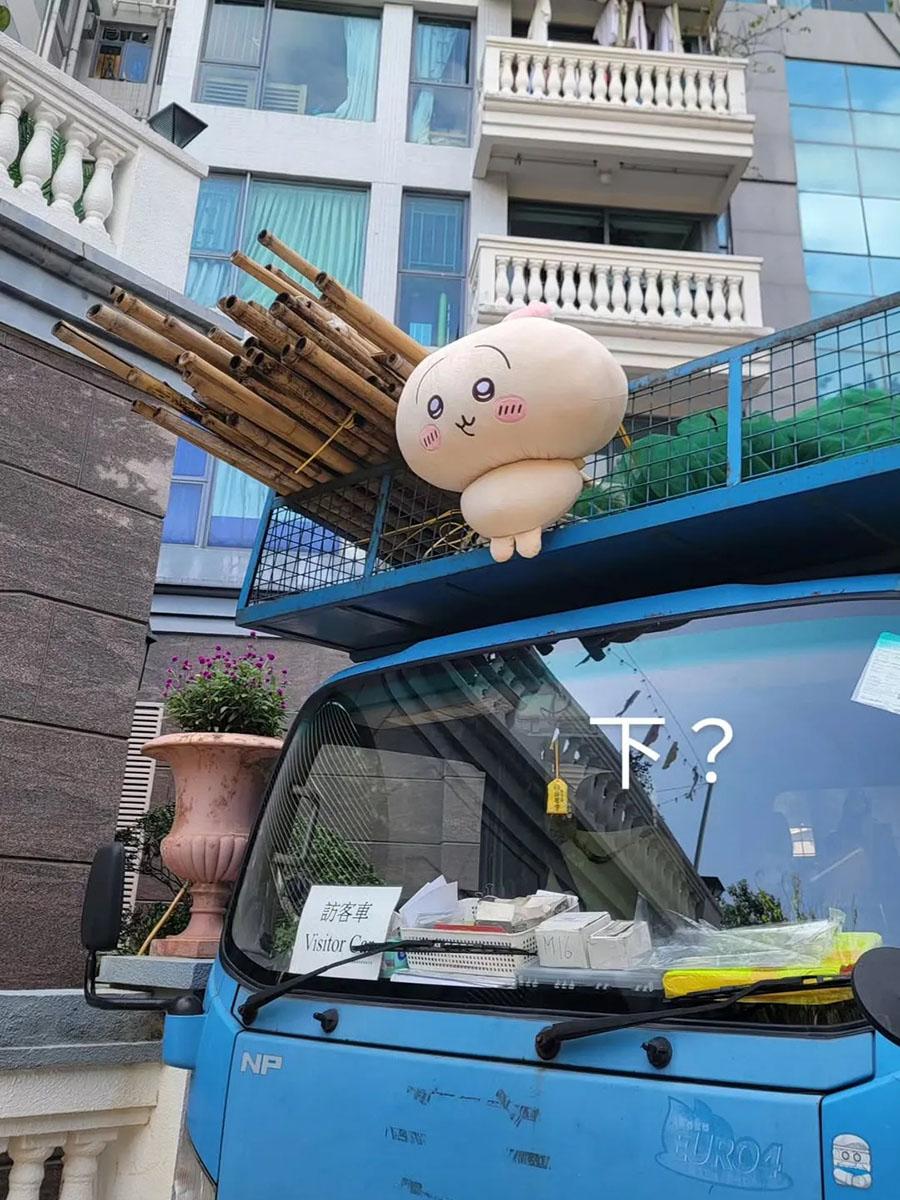 有網民遇上車頭放有Chiikawa大型公仔的貨車。(網民ctszf@Threads)
