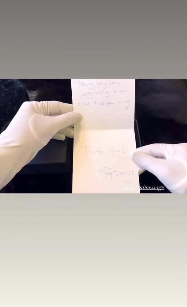 最近某珠寶品牌在官方IG上公開了徐子珊親筆寫的卡片。
