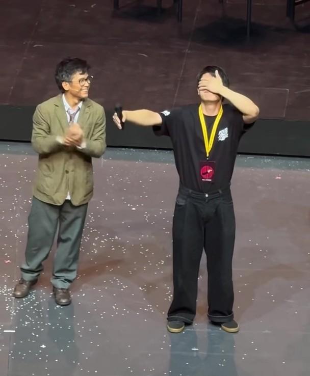 柯煒林激動掩面,全場觀眾以掌聲作為鼓勵。(網上圖片)