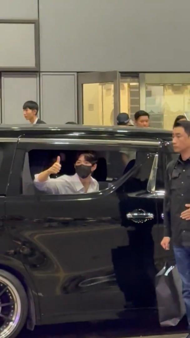 朴寶劍態度親民,不停跟粉絲揮手。