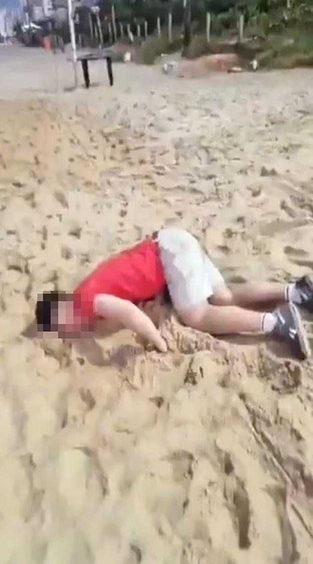 英國男子在沙灘昏迷。(互聯網)