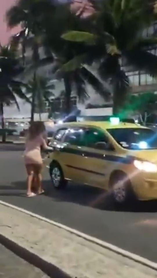 有人拍到3名女子乘的士離開。(互聯網)