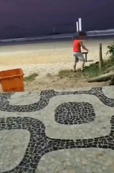 英國男子跌倒後站起來,再向前行。(互聯網)