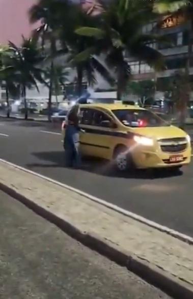 有人拍到3名女子乘的士離開。(互聯網)