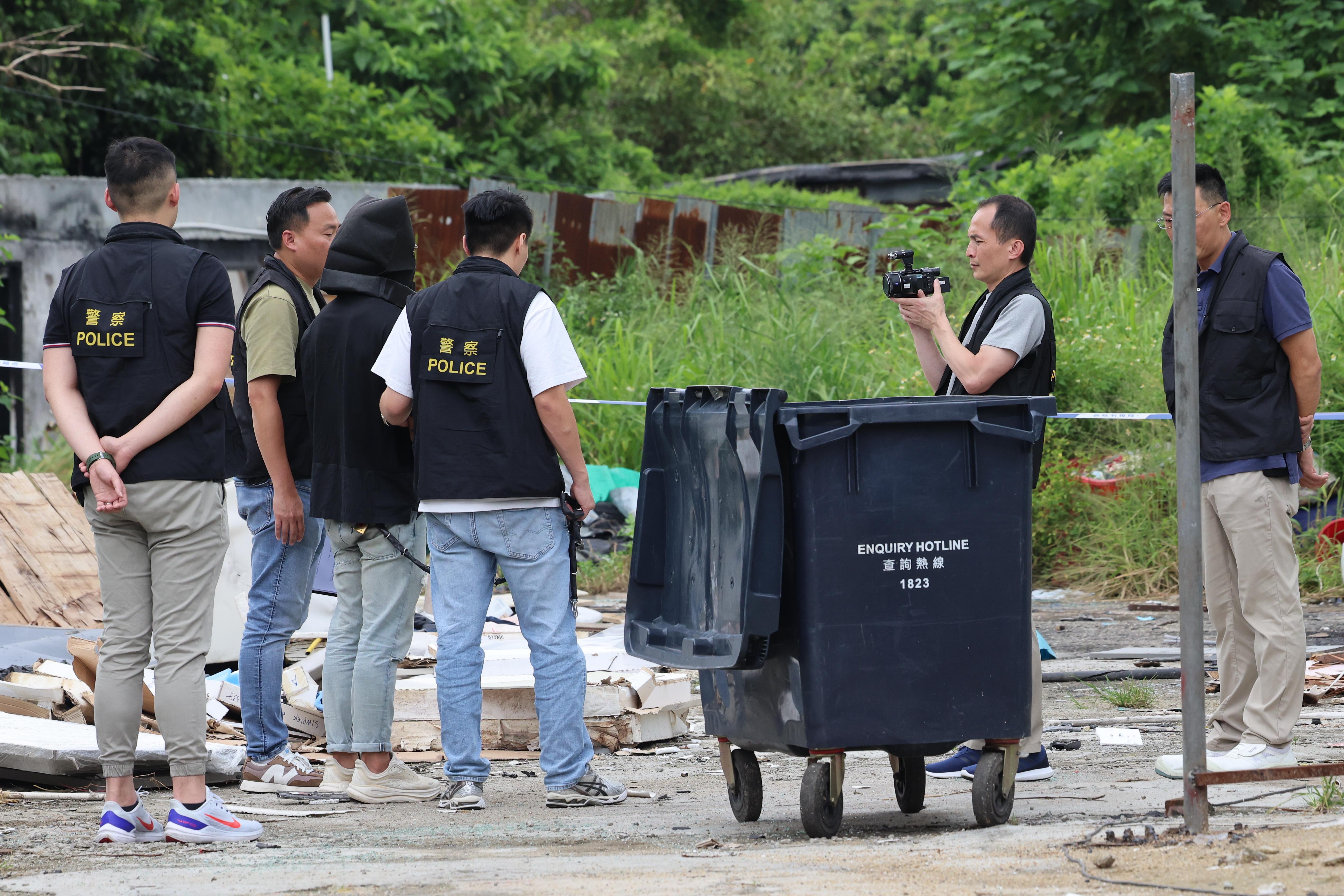 警方重案組繼續調查周一在屯門亦園路發生的謀殺案,中午將其中一名疑犯帶到順風圍重組案情。