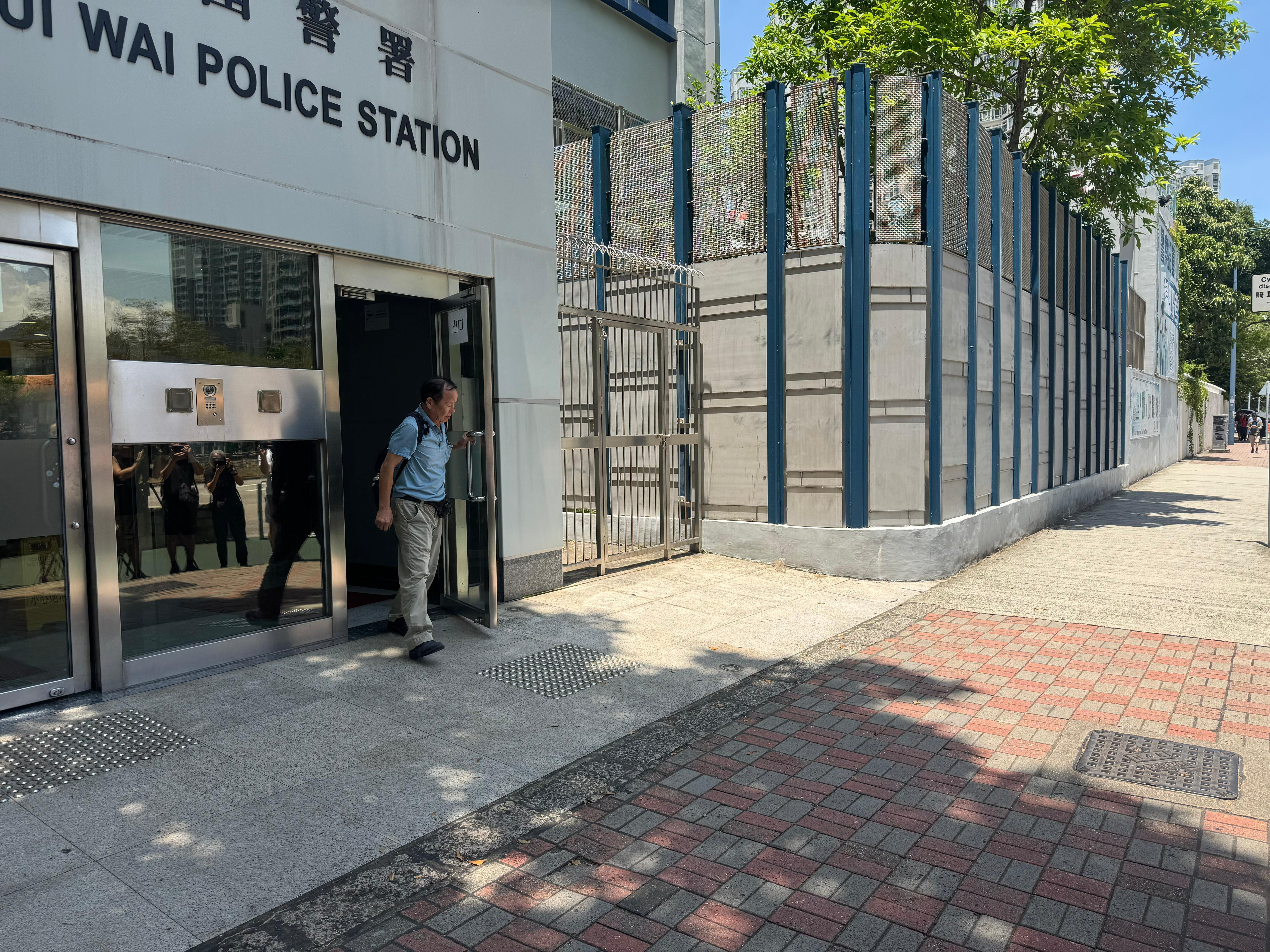 涉嫌干犯顛覆國家政權罪潛逃海外被通緝的姜嘉偉。警方國安處早上帶走其生父到天水圍警署協助調查,該名男士中午離開警署。