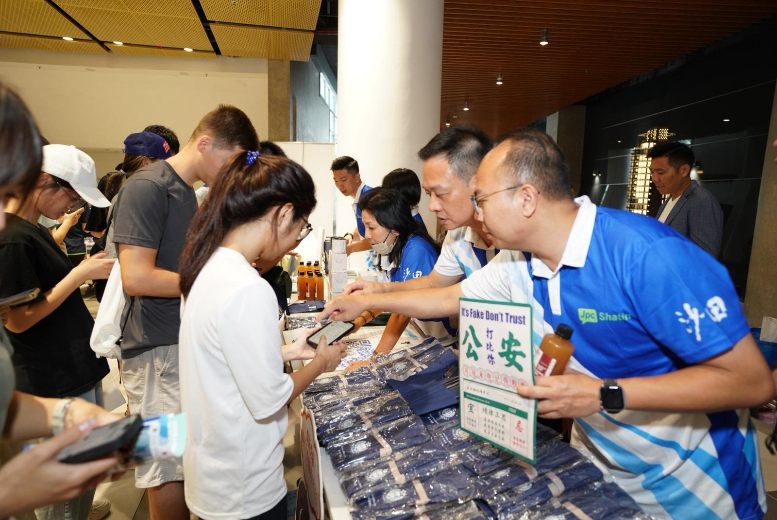 警方到中大宣傳防騙。