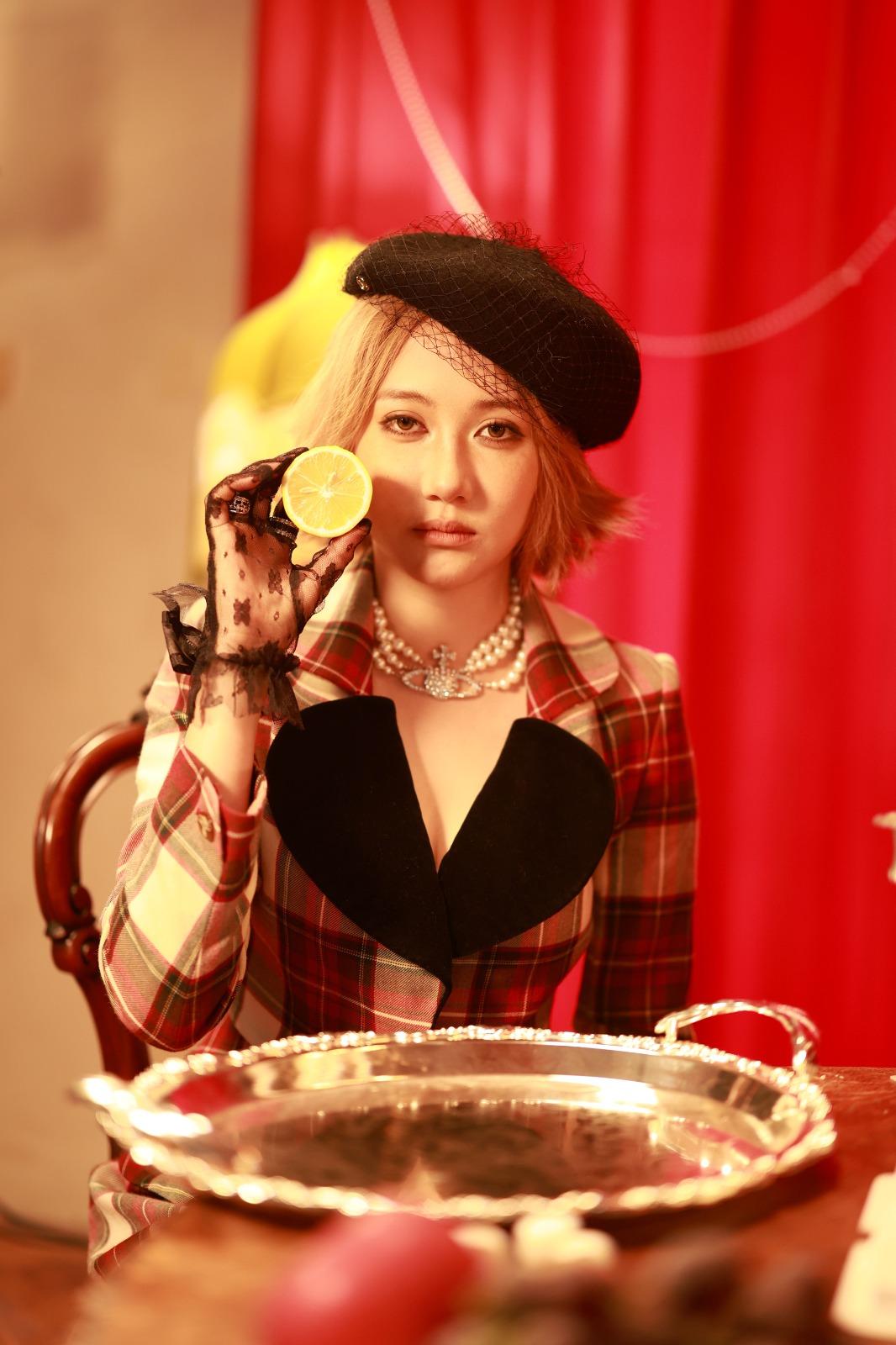 RIIANA感謝化妝師KK全力支持,捱眼瞓助他完成MV拍攝。