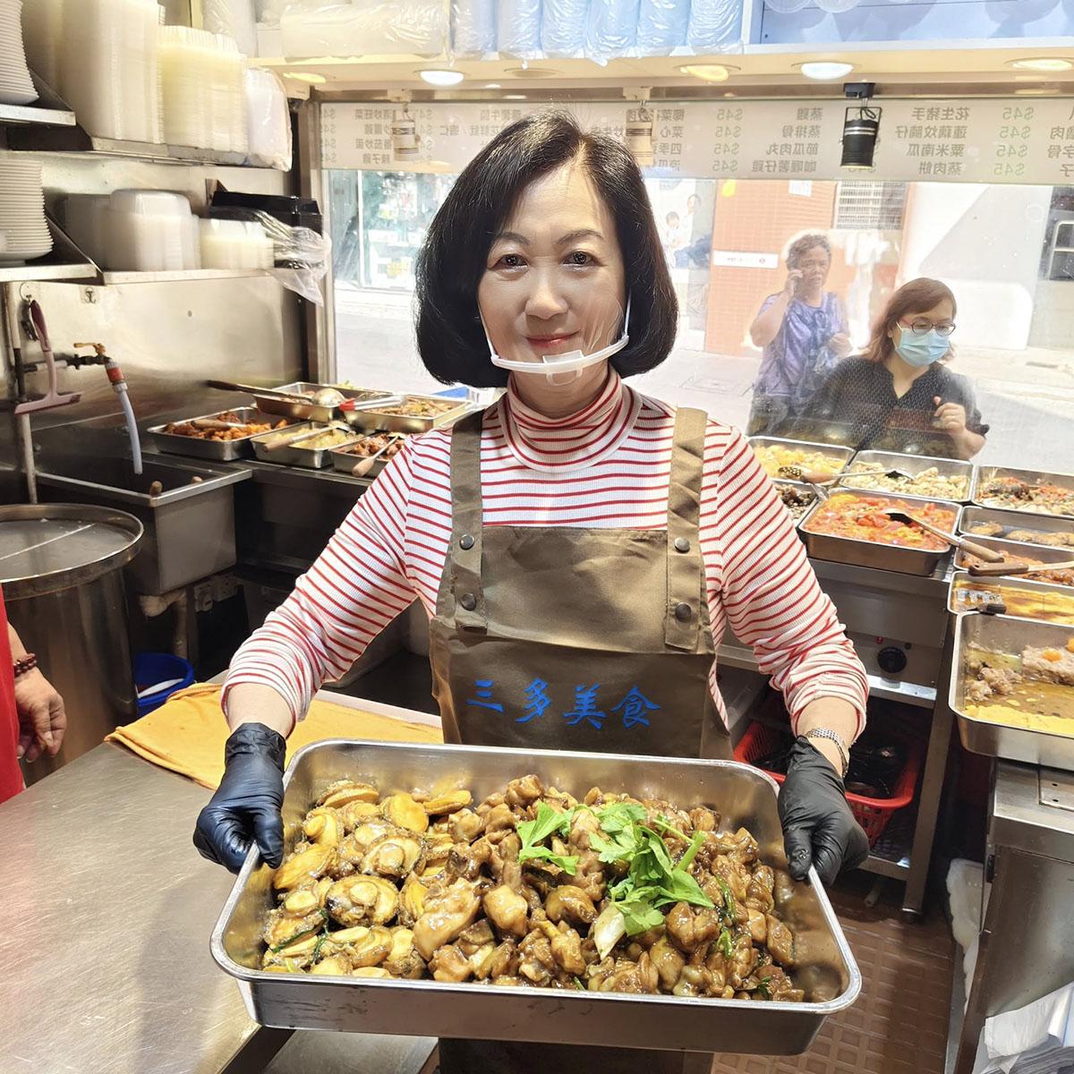 葉劉淑儀去咗體驗賣兩餸飯。(葉劉淑儀FB)