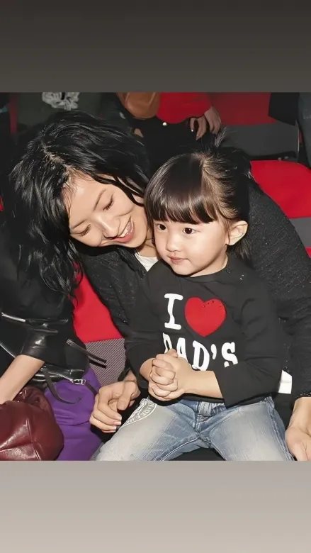 陳奕迅坦言不喜歡小朋友,直至囡囡開始說話才漸漸喜歡她,相反徐濠縈最愛小朋友。