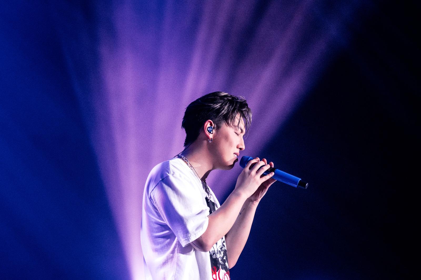 MC張天賦在旺角麥花臣舉行新碟發布音樂會。