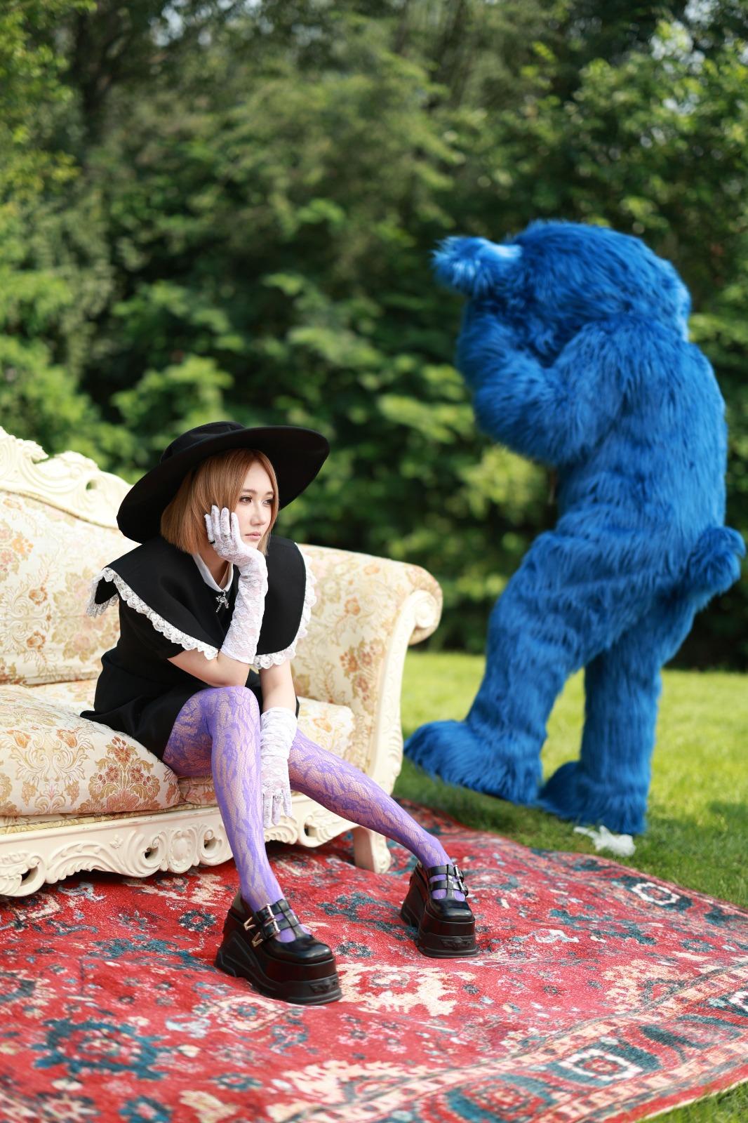 RIIANA指,藍色熊仔俾她預期中大隻,變了像一隻怪獸。