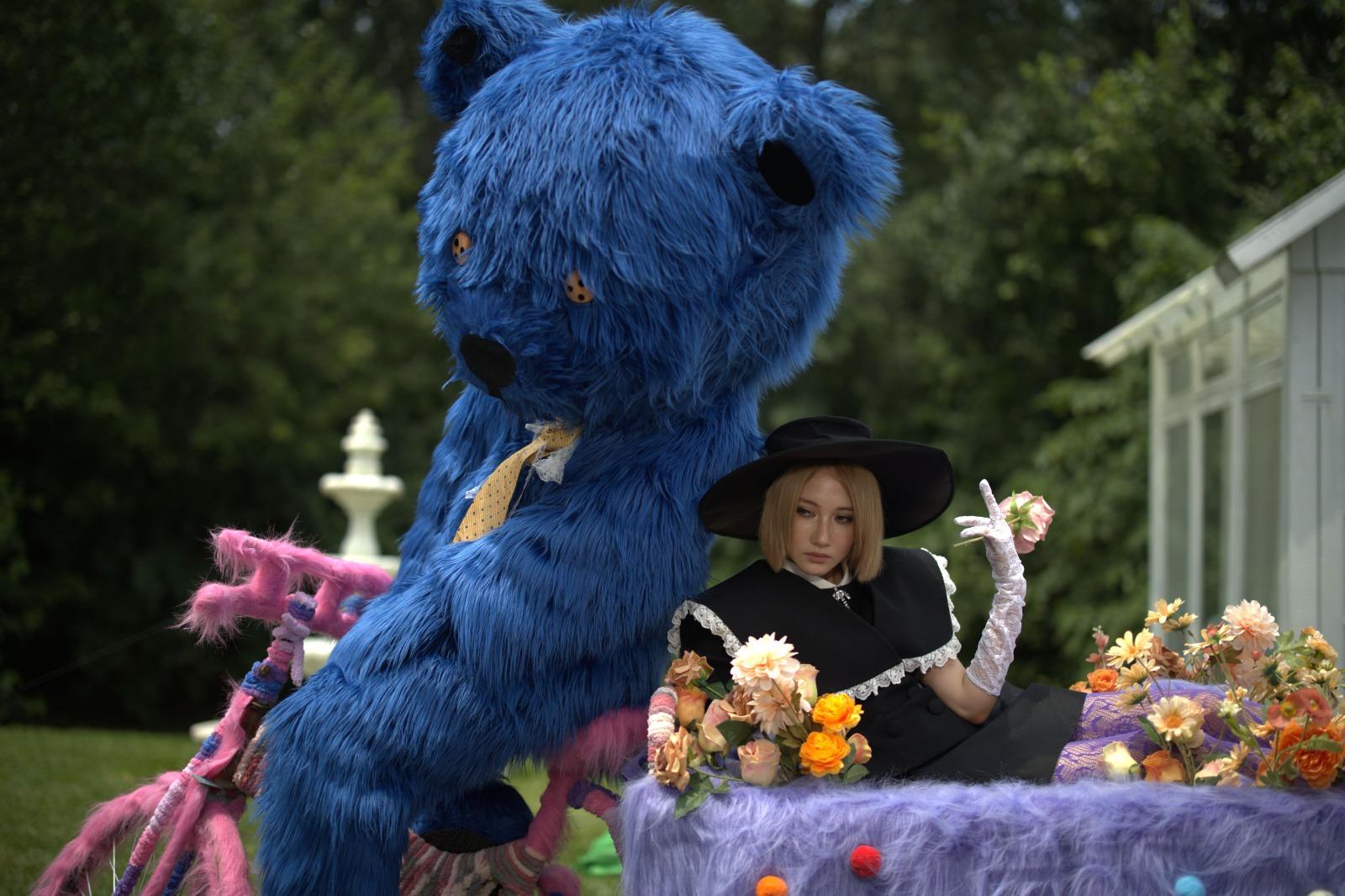 RIIANA自家設計1:1藍色熊仔,成為MV男主角。