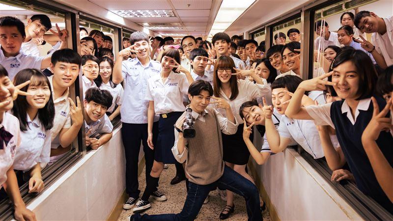 邱以太在青春電影《成功補習班》中曾學跳《Monica》。