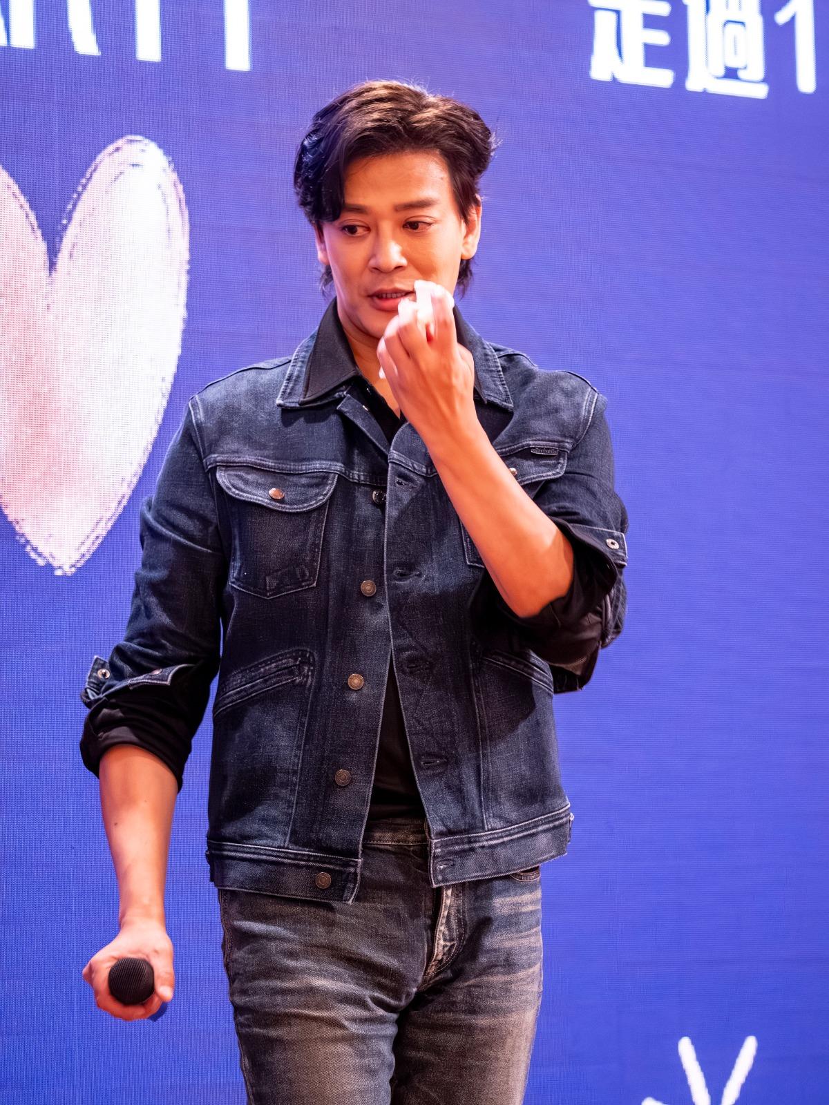 陳曉東獲歌迷預祝50歲生日,感觸落淚。