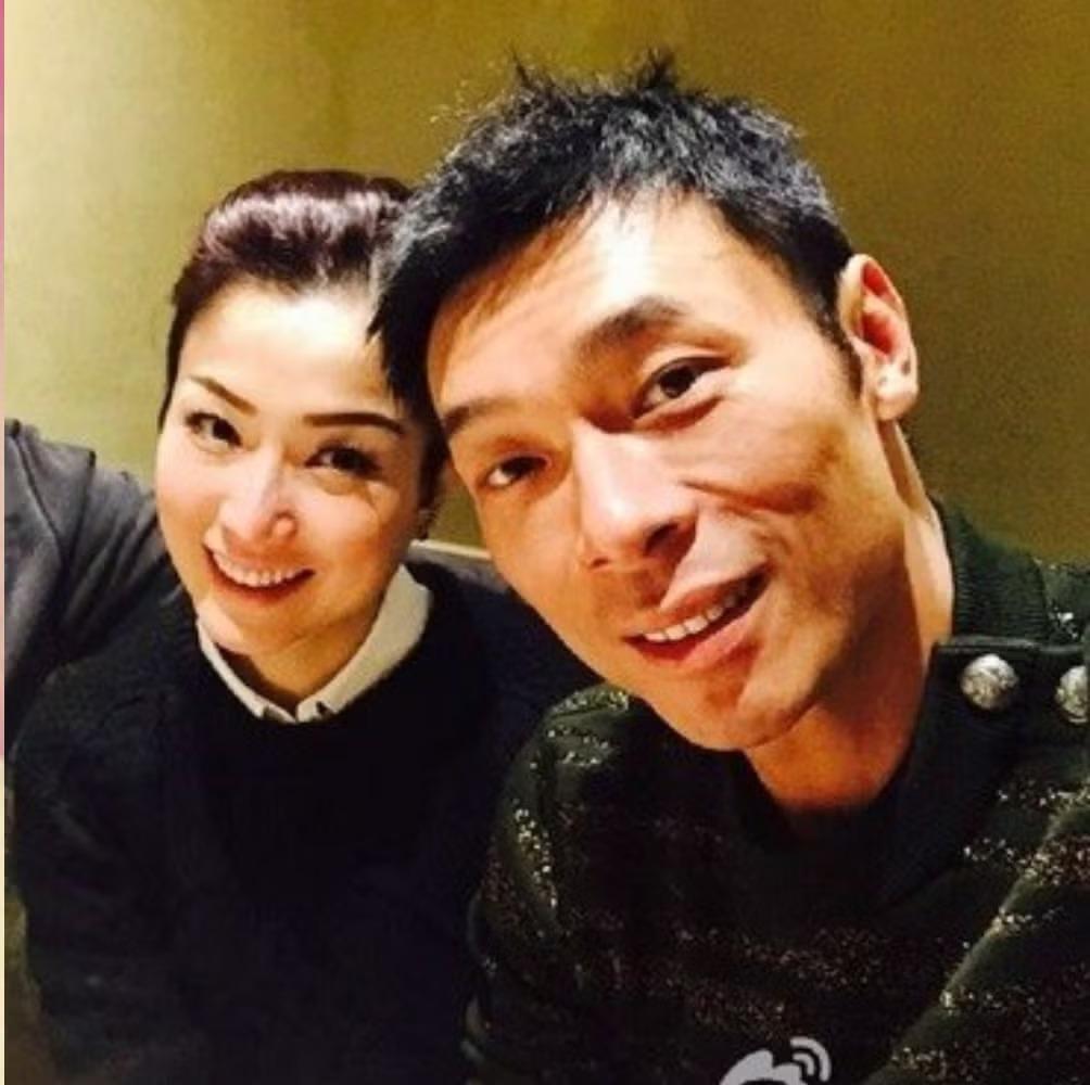 Sammi與安仔是娛樂圈中的恩愛夫妻,一舉一動都是媒體關注的焦點。