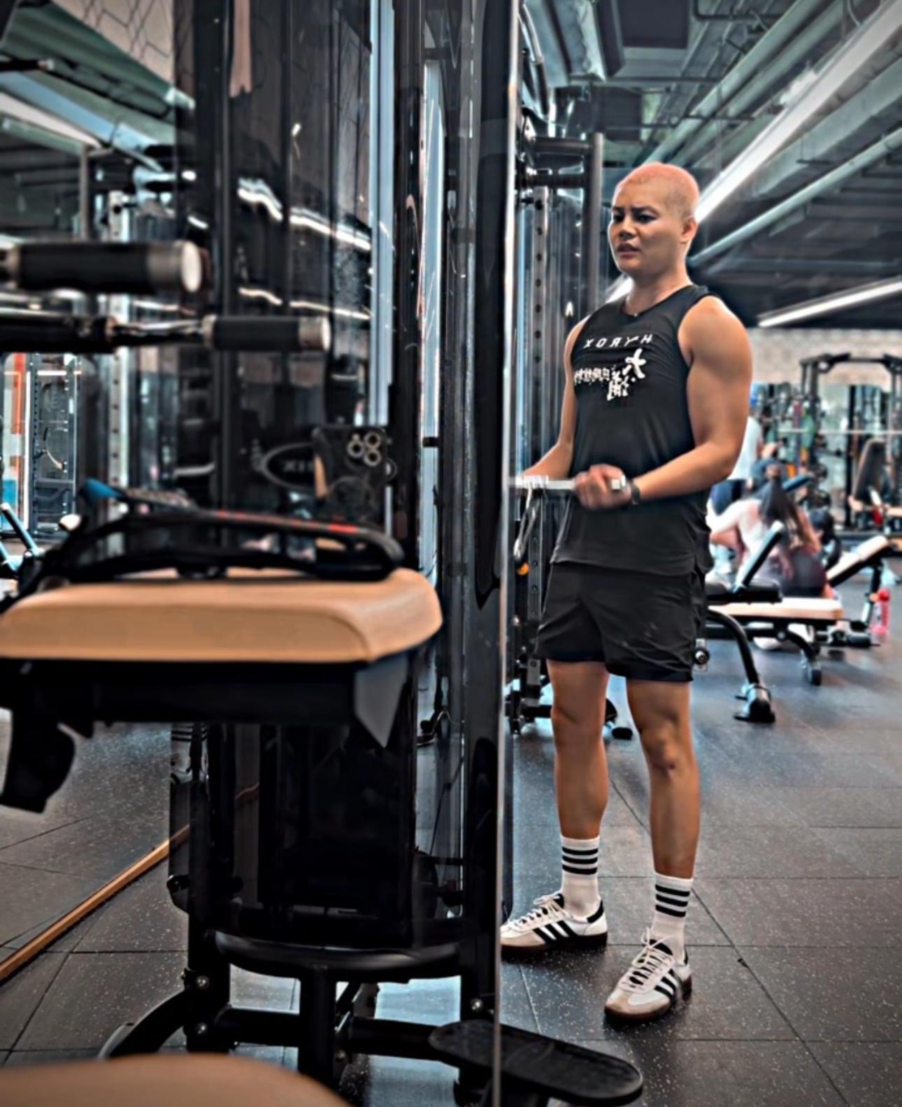 保錡最近漂金髮以skin head示人。