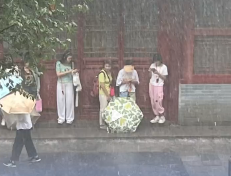少林寺景區被暴雨覆蓋,但不少遊客反映,諾大的寺廟內沒有一處可供遊客避雨的場所,想進入立雪亭被拒絕(影片截圖)