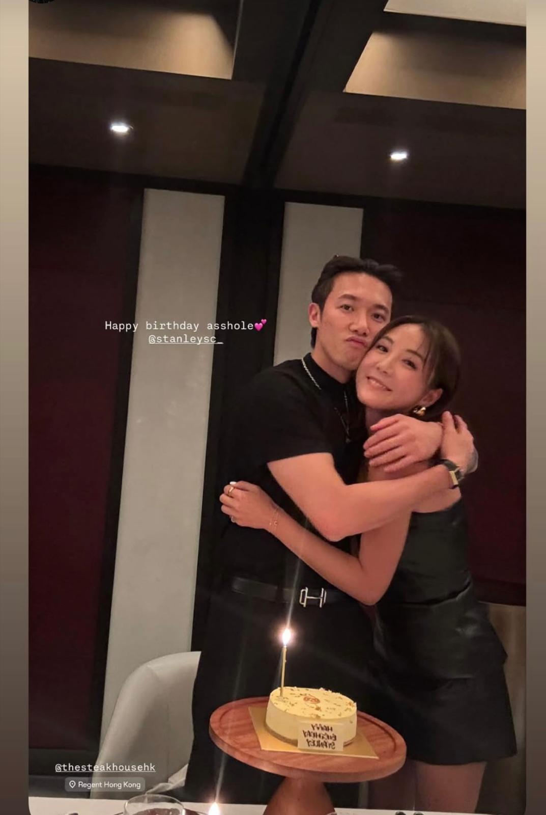 Alina在IG Story放閃,分享與Stanley面貼面、攬到實的合照。