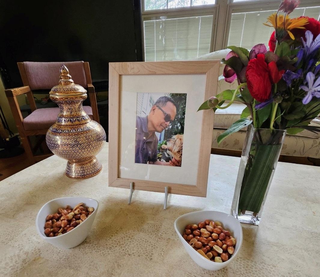 今年5月,家人在新澤西州的老家舉行佛教儀式悼念通布。(路透社)