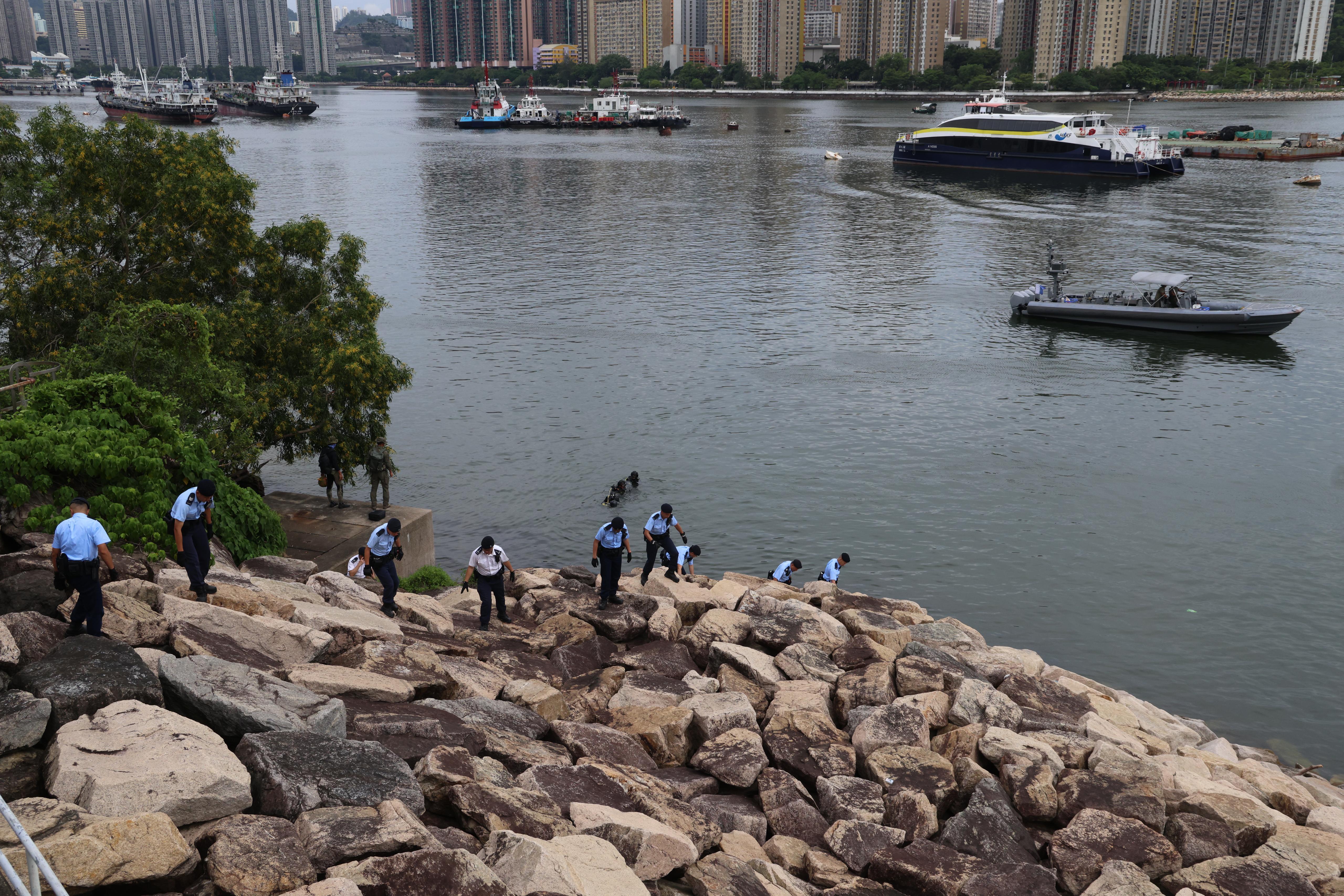 亦園路謀殺案,疑犯被押到荃灣麗城花園對開海濱,飛虎水鬼隊及機動部隊搜索證物,檢獲兩把利刀懷疑與案有關。