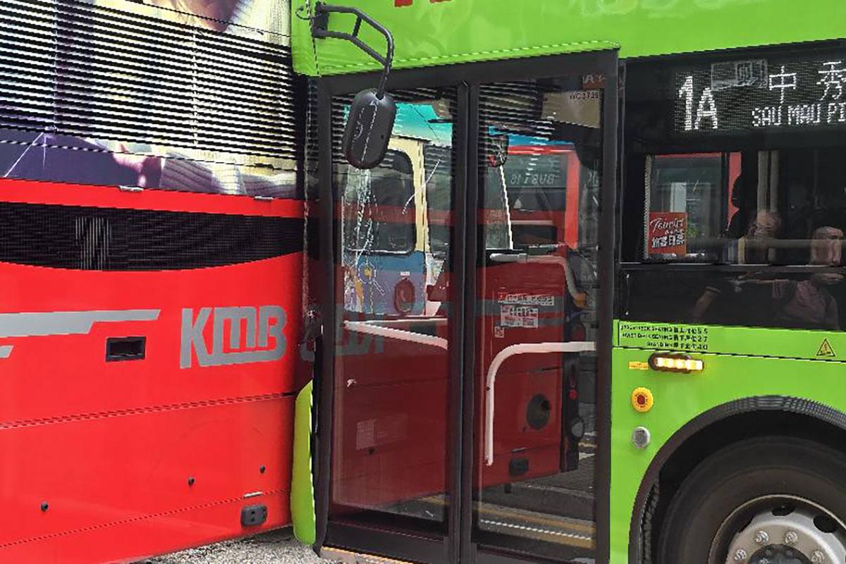 一輛九巴在太子道東溜前,撞到前方一輛涉及另一宗交通意外的九巴。(網民Amy Amy@FB群組「是日快快-巴士即日相」)