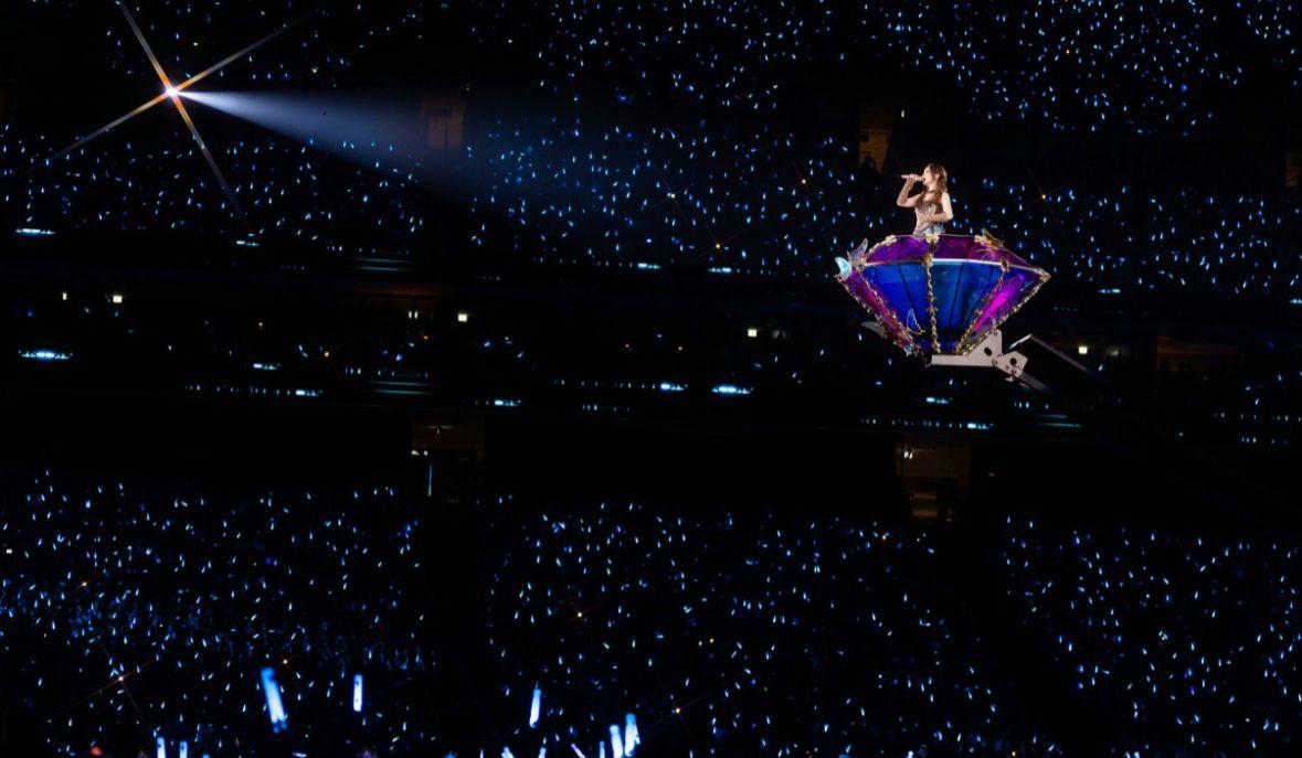 在場四萬歌迷齊見G.E.M.鄧紫棋再創新記錄,成為首位於啟德主場館開唱五場歌手。