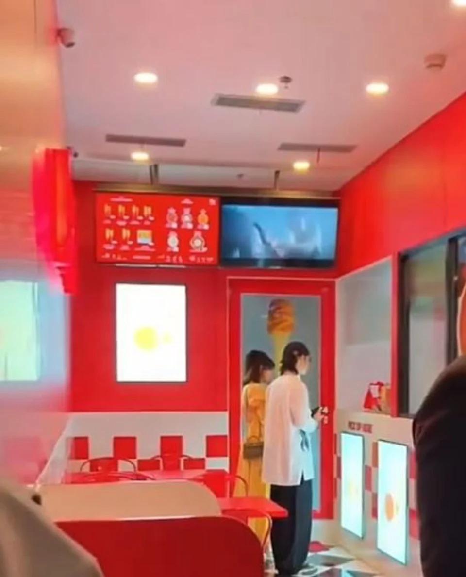 據消息指這次Vanness孖神秘女子一起去印尼的目的是參加好友婚禮!