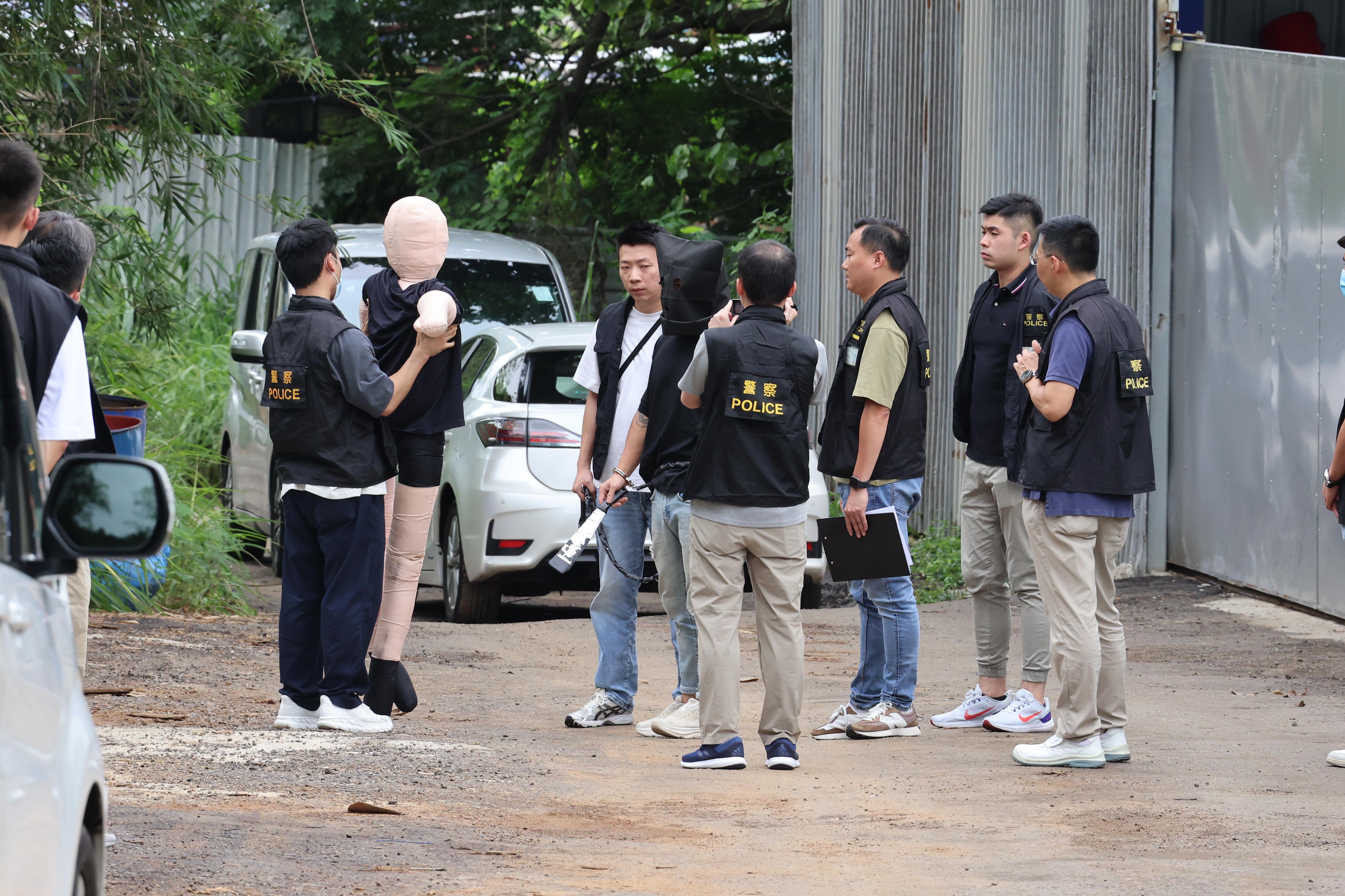 警方重案組繼續調查周一在屯門亦園路發生的謀殺案,中午將其中一名疑犯帶到洪水橋田廈路新生村重組案情。