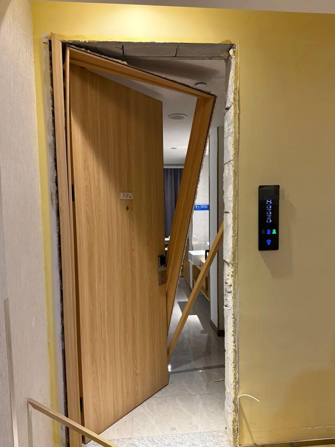 內地一名男子近日於杭州出差入住酒店時,被一名陌生男子狂踢房門四五腳後闖入房間,當時他剛洗完澡還沒來得及穿衣服,陌生男子進入房間與其對視後便迅速逃離現場。(《江南都市報》)