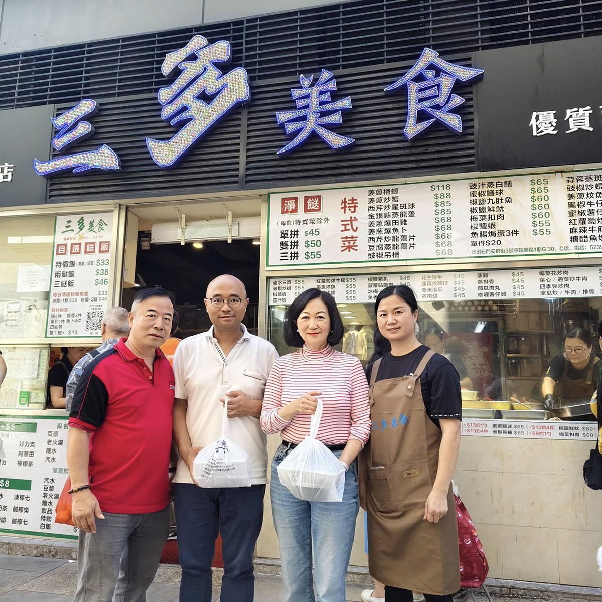 葉劉淑儀(右二)同姚嘉俊(左二)去咗體驗賣兩餸飯。(葉劉淑儀FB)