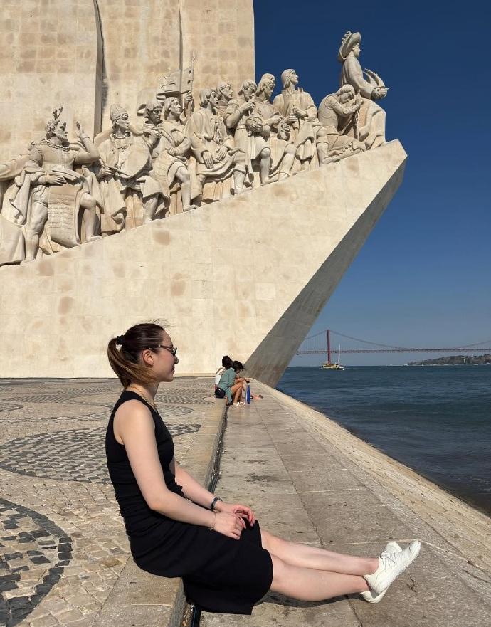 身在外地的何超雲,心情顯得格外愉快。