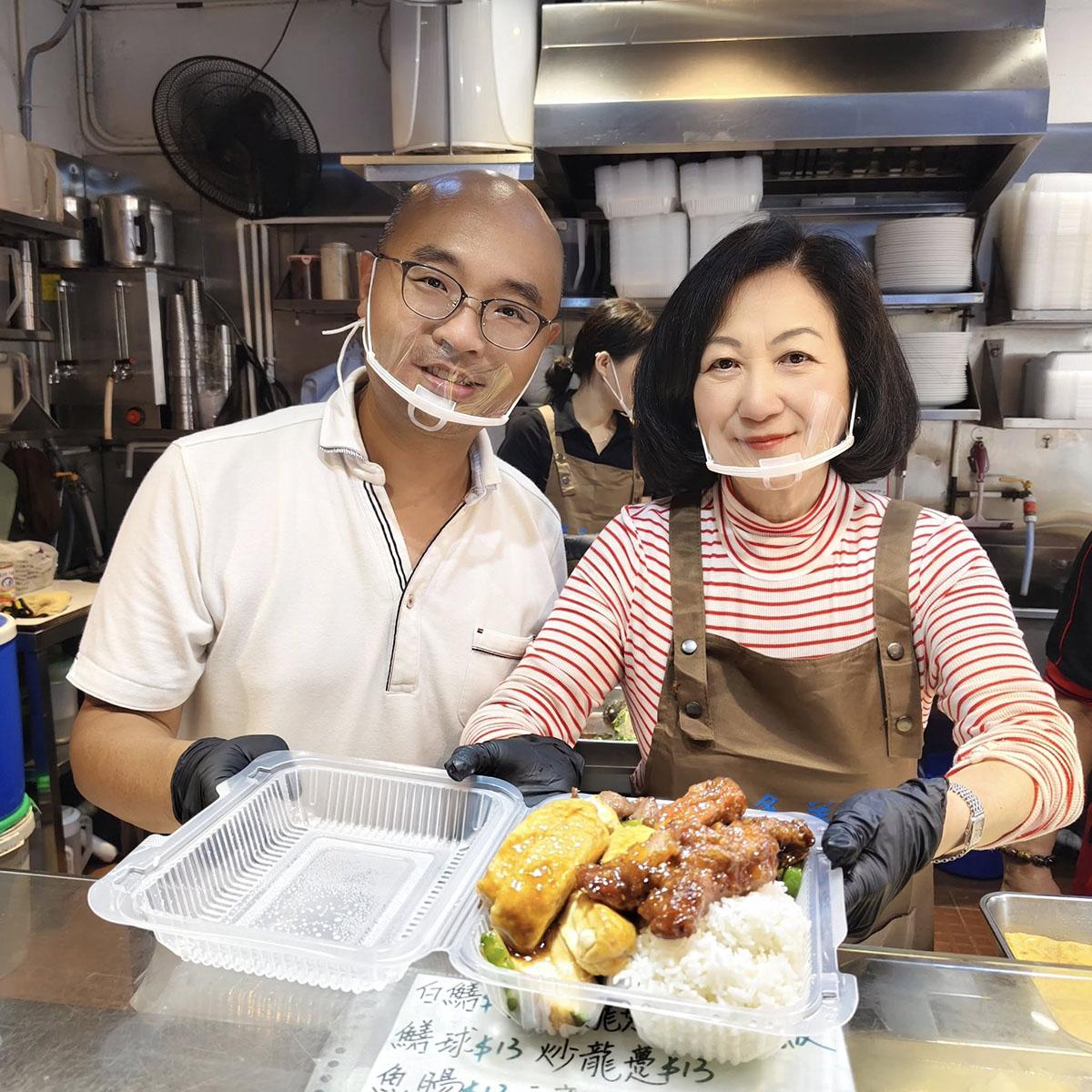 葉劉淑儀(右)同姚嘉俊(左)去咗體驗賣兩餸飯。(葉劉淑儀FB)