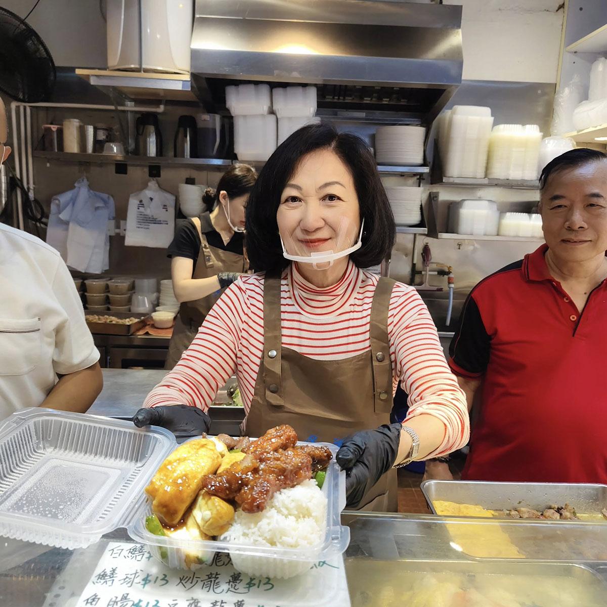 葉劉淑儀去咗體驗賣兩餸飯。(葉劉淑儀FB)