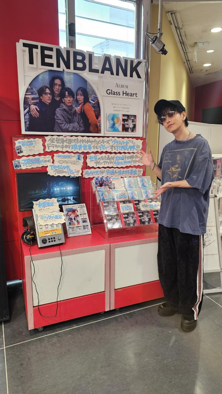 佐藤健近日現身澀谷Tower Records宣傳新碟。