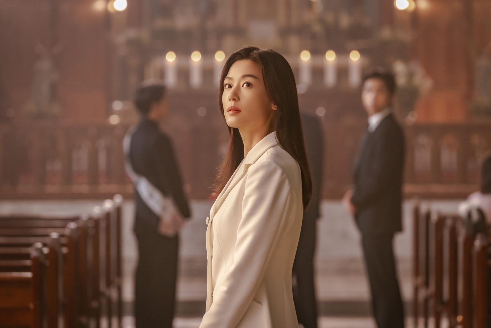 年度矚目韓劇《暴風圈》釋出全新劇照。