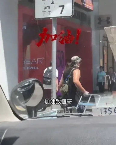 張致恒改當搬運工人,練出一雙麒麟臂,有網民目擊他在中環工作的一幕,也不禁為他加油!(抖音影片截圖)