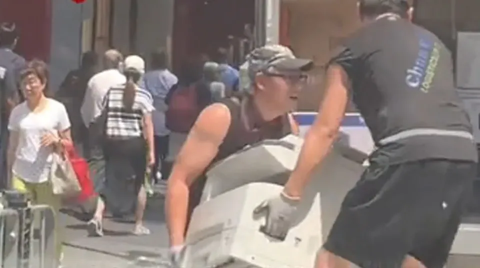 張致恒改當搬運工人,練出一雙麒麟臂,有網民目擊他在中環工作的一幕,也不禁為他加油!(抖音影片截圖)