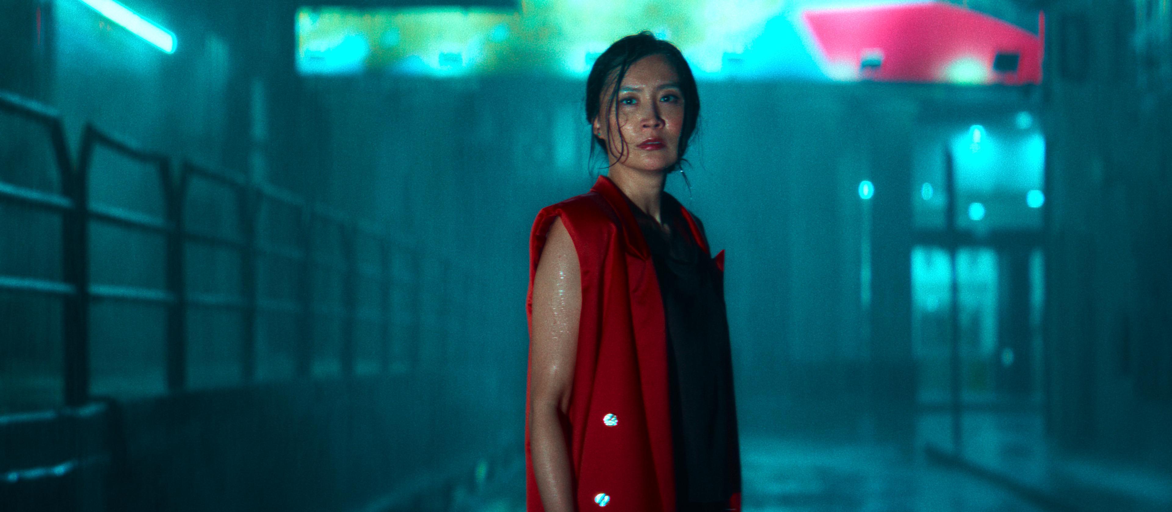 陳法拉一頭沾濕的頭髮、一臉愕然的表情。(《The Ballad of a Small Player》劇照)。