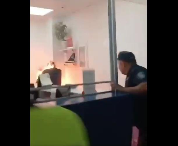 男子在旅行社辦公櫃枱自焚。(互聯網)