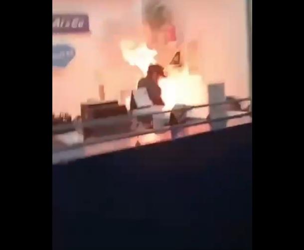 男子在旅行社辦公櫃枱自焚,上身著火。(互聯網)