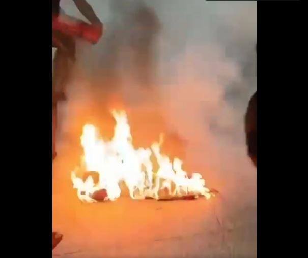 男子在地上焚燒,十分嚇人。(互聯網)
